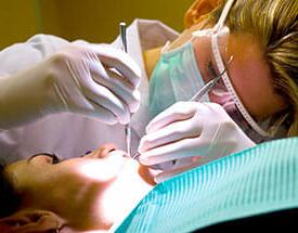 牙科保健师正在为病人护理