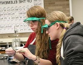 科学实验室里的两个女孩